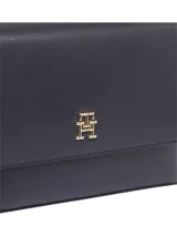 Cartera cruzada Tommy Hilfiger color azul marino, confeccionada en poliuretano. Presenta cierre de solapa, correa ajustable e insignia TH metalizada en la parte delantera.