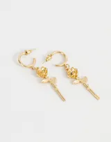 Par de aros dorados con argolla y dije colgante de rosa con tallo y hojas.