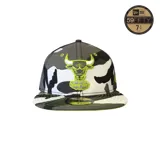 Gorro New Era 59Fifty de camuflado con logo de los Chicago Bulls bordado en amarillo flúor y texto "Windy City" en el frente.