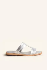 Sandalias plateadas de cuero vacuno con tiras anchas y costuras a la vista, taco de 2 cm.