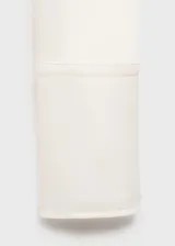 Blusa color crudo de tejido satinado, con cuello drapeado, mangas largas con puños abiertos y corte recto. Ideal para eventos formales.