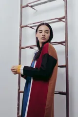 Vestido midi de punto con cuello polo y diseño de bloques de color en tonos azul, marrón, negro y rojo.