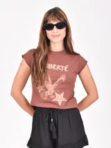 Remera de manga corta color terracota con cuello redondo y estampado frontal de un águila y estrellas con la palabra "Liberté".