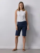 Bermuda amarilla en gabardina elastizada, marca Ruby Rd. Pretina ancha elastizada. Delantera con bolsillos simulados. Trasera con bolsillos aplicados.