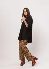 Camisa negra con calados, escote en V, abotonada y manga 3/4.