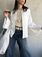 Chaqueta blanca de bambula con bordados en el cuello, mangas y frente.