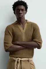 Polo manga corta color marrón, de punto con 17% de lino y cuello solapa con abertura frontal.