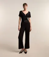 Blusa fucsia de viscosa con escote en V y aro metálico.
