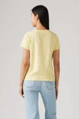 Remera amarilla de algodón con cuello redondo y estampado floral con mariposa y el logo de Levi's.