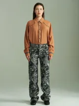 Camisa celeste de algodón con corte clásico y caída suelta. Presenta vivos en cuadrillé trazados en puños, canesú de la espalda y al pie del cuello.