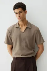 Remera marrón de punto texturizado de mezcla de algodón con cuello y miniabertura en V. Corte estándar.