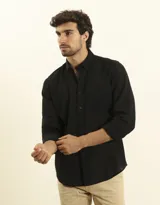 Camisa azul marino de lino y algodón, con cuello abotonado, manga larga con puños enrollados, bolsillo de parche en el pecho y cierre frontal con botones.