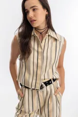 Top sin mangas de jacquard con rayas doradas, negras y crudas, de silueta relajada y cuello clásico.