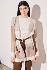Cardigan de calce al cuerpo con diseño en bloque de colores en tonos beige y marrón, de manga larga.