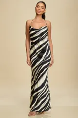 Vestido largo de satén con estampado de cebra en blanco y negro, escote drapeado y espalda descubierta con tirantes finos.