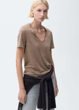 Camiseta color marrón claro de lino con cuello en V y mangas cortas.