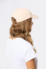 Gorro con visera color beige con bordado frontal.