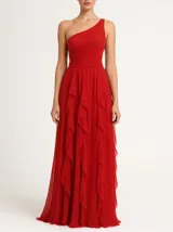 Vestido largo de fiesta color rojo, con un solo hombro y falda de tul con volados en cascada.