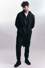 Pantalón deportivo tipo jogger color negro con tejido interior afelpado, corte clásico y cintura elástica.