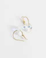 Aros dorados tipo argolla con dije de corazón transparente con strass.