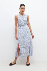 Falda midi celeste con estampado floral en tonos rosa y verde.