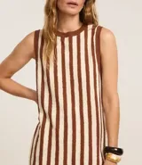 Blusa sin mangas de punto con cuello redondo y rayas verticales en tonos marrón y blanco.