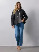 Campera capitoneada negra marca Weatherproof, con cuello con solapa, abertura central con botones metálicos, bolsillos delanteros y forro interno a tono.