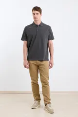 Remera manga corta verde con cuello polo y tapeta con botones.