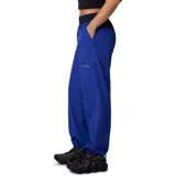 Pantalón negro de mujer, de corte recto y tiro alto, con cintura elástica ajustable con cordón, bolsillos laterales y bolsillo adicional en la pierna. Cuenta con puños ajustables con cordón y forro de malla para mayor transpirabilidad.
