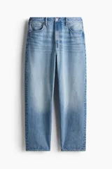 Pantalón de jean celeste de corte holgado, con tiro bajo y cinco bolsillos.