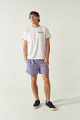 Short de baño estampado con cintura elástica ajustable con cordón, dos bolsillos laterales y uno trasero. Confeccionado en tela ligera de secado rápido y logo bordado.