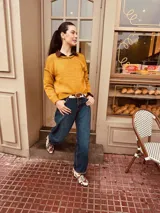 Sweater tejido en mohair color mostaza, con cuello redondo y bordados en hilo de seda. Corte clásico y mangas largas.