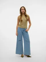 Top sin mangas color dorado, de tejido de punto plano con acabado metálico y cuello redondo.