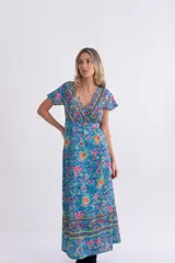Vestido largo de poliéster con estampado floral en tonos celeste, amarillo y rosa. Diseño cruzado con escote en V y mangas cortas con volados.