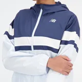 Campera deportiva New Balance Accelerate, color celeste con detalles en azul marino y blanco. Cuenta con capucha, cierre frontal, bolsillos laterales y logo reflectante.