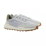 Championes urbanos Lacoste modelo Elite Actv Evo, color gris claro con detalles en beige y suela marrón. Presentan logo de la marca en el lateral y diseño acolchado en el empeine.