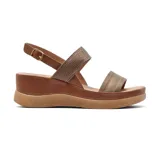 Sandalias de cuero color marrón con plataforma y dos tiras, una delantera color beige y otra trasera con hebilla.