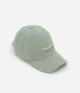 Gorra de sarga color bordó con ala curva y bordado frontal con la frase "C'est la vie".