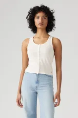 Musculosa blanca de punto con cuello redondo y botones frontales.