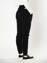 Pantalón de jogging negro con cintura ajustable con cordón y puños elásticos.