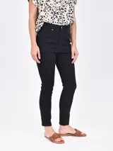 Pantalón jean negro de tiro alto, corte skinny y largo al tobillo.
