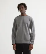 Buzo deportivo gris de manga larga con cuello redondo.