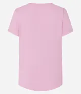 Remera deportiva rosada de microfibra perforada, con cuello redondo, manga corta, estampado pequeño en el pecho y bajo redondeado.