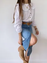 Cinto de cuero color camel con forro de cuero y hebilla rectangular metálica. Presenta un broche suizo para intercambiar la hebilla.