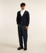 Blazer azul marino de algodón, con cuello de solapa, doble abotonadura frontal y mangas largas ajustadas.