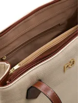 Cartera tipo tote confeccionada en cuero color crema, con asas de mano color marrón. Presenta logo metálico dorado en el frente, cierre central, división interna con cierre, bolsillo interior con cierre y bolsillo exterior con cierre. Forro textil.