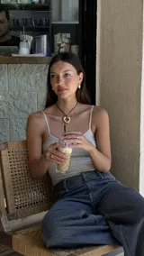 Anillo plateado con textura irregular y diseño rústico.