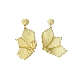 Aros colgantes con forma de flor, hechos de mostacillas azules con borde dorado.