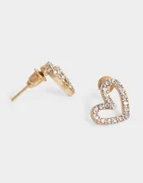 Par de aros pasantes dorados con forma de corazón delineado con strass.