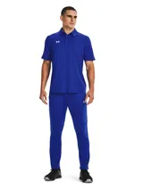 Chomba Under Armour Team Tech color azul con logo blanco bordado en el pecho. Corte clásico, cuello con botones y tejido UA Tech™ de secado rápido.